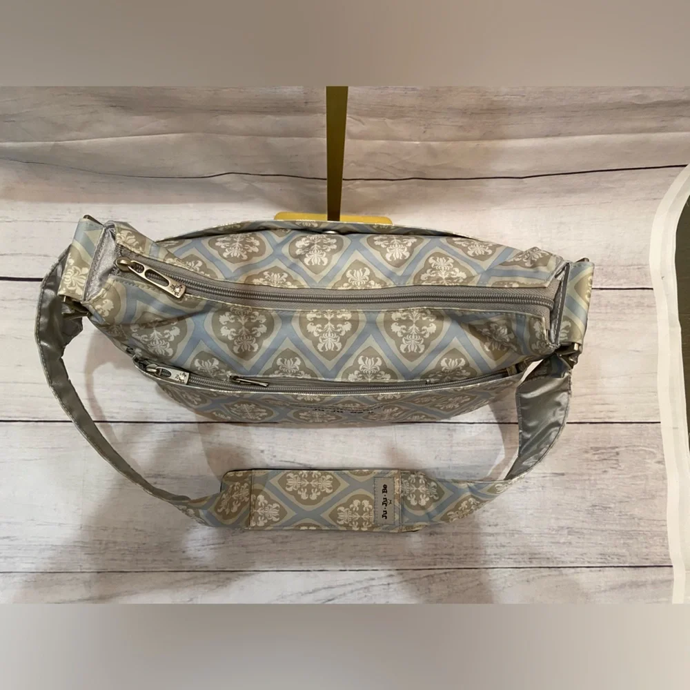 NWOT, Ju-Ju-Be HoboBe Bag in beautiful damask pattern!